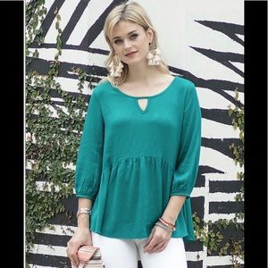 Boutique G&L Aria blouse high low hem